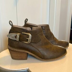 Steve Madden size 5.5 - greenish brown leather boots